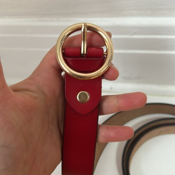 Red leather belt with round gold buckle size large - Picture 2 of 4